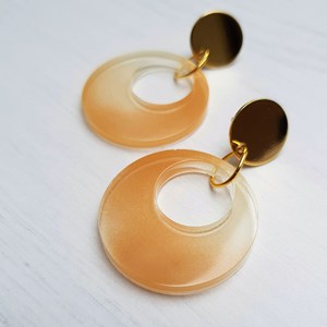 Pendientes de cuerno natural hechos a mano con acabado pulido liso para mujeres elegantes, colección de accesorios de moda al precio más bajo. - Product Image 1