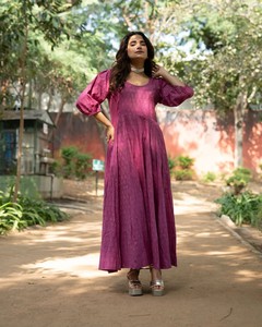 Robe longue en coton pur Aasha, imprimé à la main avec des motifs dorés, robe évasée ethnique au meilleur prix - Product Image 5