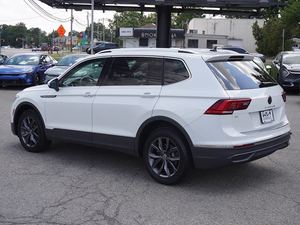 Blanco limpio usado 2023 Volkswagen Tiguan SE 4Motion con llantas de aleación Sistema de navegación de cuero Arranque remoto Paquete definitivo - Product Image 2