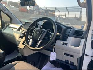 USATO 2024 Toyota Hiace 2 Posti 4x4 4 Cilindri 2.8L Potenza 177 CV Diesel Trasmissione Automatica 2WD Guida a Destra - Product Image 2