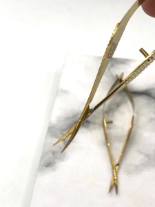 Tijeras Profesionales Curvas de Plasma Dorado para Cejas, de Acero Inoxidable, con Logotipo y Color Personalizados, Herramienta de Belleza - Product Image 4