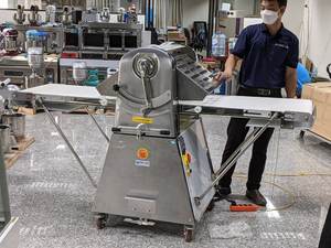 Engine Motor 220V/380V Vietnam Hot Product 2025 Bakery New Condition 1 year Warranty DOUGH SHEETING MACHINE - Product Image 5