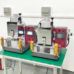 Équipement de moulage à basse pression de bureau pour l'encapsulation de circuits imprimés et de faisceaux de câbles avec surmoulage à chaud pour une protection étanche - Product Image 1