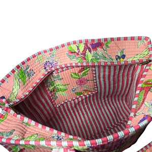 Sac fourre-tout à bandoulière large pour femme, imprimé floral, écologique, imprimé à la main, 100% coton matelassé avec fermeture à glissière - Product Image 3