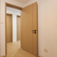 Porte intérieure moderne en chêne blanc, placage naturel coupé en rift, âme pleine, porte à panneau lisse avec charnières dissimulées et serrure magnétique
