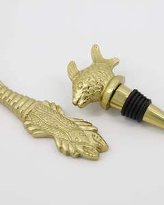 Bouchon de bouteille en métal de style antique de qualité supérieure avec finition détaillée, parfait pour les cuisines traditionnelles, les bars, les villas et les appartements - Product Image 2