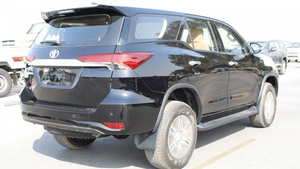 Toyota Fortuner 2023 Usado con Interior Oscuro y Control de Crucero Adaptativo - Product Image 2