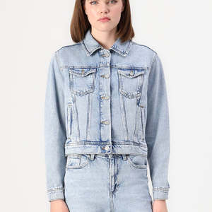 Dernière veste en jean bleu clair personnalisée pour femmes fermeture à boutons et poches poitrine conçues pour les femmes pour un confort en toutes saisons - Product Image 1