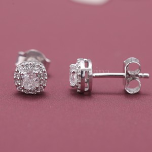 ต่างหูเพชรทรงคุชชั่นแบบ Halo ประดับเพชร IGI Certified Lab Grown Diamond ตัวเรือนทองคำขาว/โรสโกลด์/เหลือง 18K ประดับเพชรแบบ Micro Pave - Product Image 4