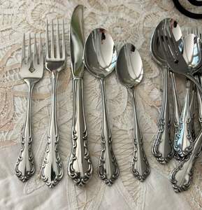 Ensemble de couverts en métal fini antique d'inspiration royale conçu pour les fonctions culturelles, les repas du temple et les banquets du patrimoine - Product Image 4