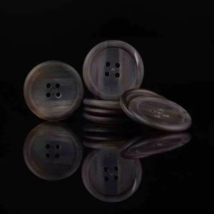 Botón Natural de Cuerno de Búfalo al por Mayor, Acabado en Blanco para Accesorios de Ropa, Alta Calidad - Product Image 1