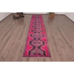 Alfombra Turca de 2.3x11.8 pies, Alfombra Vintage Tipo Runner, Alfombra de Lana con Diseño de Camuflaje Rojo y Negro - Product Image 1