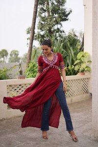 Blusa de Rayón para Mujer de 14 Kg con Bordado Kutchi Gamthi, Diseño Moderno Reversible, Lista para Usar en Fiestas de Navratri, Diwali y Bodas - Product Image 4