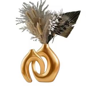 Vase en métal sculptural finition or pour table basse, console, étagère et décoration intérieure contemporaine en provenance d'Inde - Product Image 1