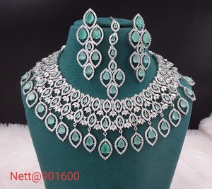 Hermoso conjunto de joyas de diamantes americanos para mujer collar y pendientes brillantes perfectos para cualquier ocasión - Product Image 5