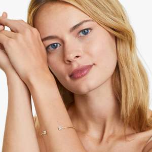 Brazalete de Diamantes Open Luxe en Oro, Producto Elegante y Lujoso en Brazaletes de Diamantes con Corte Baguette - Product Image 3