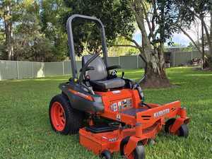 Tondeuse autoportée Kubota Z122E 20-25 CV à braquage zéro, plateau de coupe de 42-48 pouces, hydrostatique, usage commercial - Product Image 2