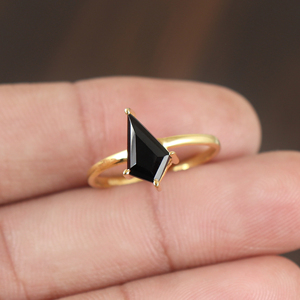 Anillo con Bisel de Ónix Negro Natural en Plata de Ley 925 |   Anillo de boda geométrico minimalista para mujer, venta al por mayor - Product Image 1