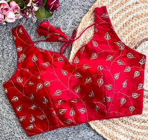 เสื้อเบลาส์ทันสมัย ประดับด้วยงานปักลายวาลโมติและเลื่อม พร้อมด้วยดีไซน์คอวีแบบเส้นด้าย แขนยาว 10 นิ้ว ด้านหลังเปิดลาย - Product Image 6