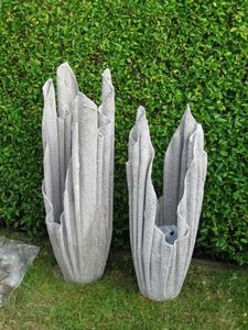 Macetas de hierro semiredondas recubiertas de polvo de oro, macetas de flores hechas a mano con estilo para decoración al aire libre, de Marvel - Product Image 3