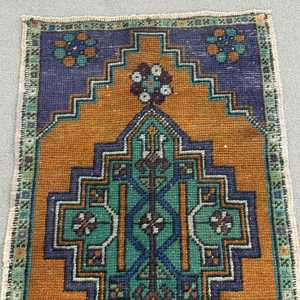 Alfombra Turca Pequeña de 1.5x3 pies, Alfombra Vintage de Lana con Puntos Azules - Product Image 5