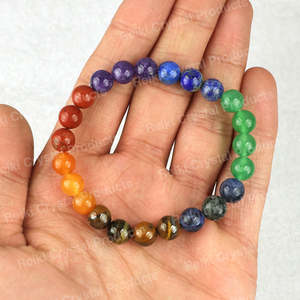 Bracelet en cristal 7 chakras, perles de 8 mm, améthyste, sodalite, lapis-lazuli, jade vert, œil de tigre, jaspe rouge - Product Image 5