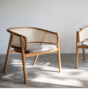 Fauteuil moderne en bois avec un dossier incurvé, des détails en canne tissée et un siège rembourré confortable; disponible au prix de gros - Product Image 1