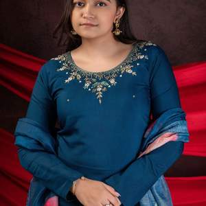 Ensemble Kurti brodé de créateur dans un ton vibrant avec détails du cou à la main Floral Dupatta et pantalon confortable - Product Image 5