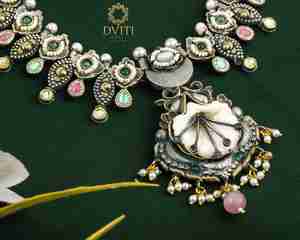 Nouveauté Parure de bijoux en argent oxydé de qualité supérieure Boucles d'oreilles, colliers et bracelets élégants pour les mariages et les fêtes - Product Image 1