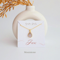 Collier avec pendentif en pierre de lune arc-en-ciel naturelle brute plaqué or 24 carats, charme personnalisé, pierre de naissance de juin