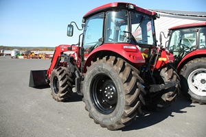 Tractor Agrícola 4x4 con Aire Acondicionado, 75HP, Automático, Entrega Rápida, Motor Confiable, Bomba, Tamaño Mini, Versátil, Caja de Cambios Central - Product Image 4