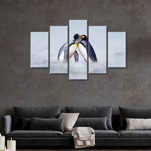 Arte impreso en lienzo: Pingüinos abrazándose - Decoración elegante para habitación, mezcla de 5 piezas: Envoltura tipo galería - Product Image 1