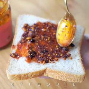 Htfoodie ซอสพริกจากมณฑลเสฉวนสำหรับขนมปังนึ่งและหม้อไฟบรรจุในขวดเครื่องปรุง - Product Image 3