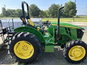 2023 JOHNN 5060E | Cortacésped John Deeere con cargador frontal y cucharón de conexión rápida a la venta - Product Image 3