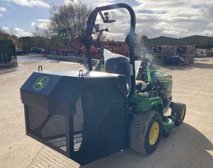 เครื่องตัดหญ้าแบบนั่งขับ John Deere X950R ขนาด 48 นิ้ว ขับเคลื่อนด้วยตัวเอง ใช้แก๊ส ใบมีดแบบโรตารี่ พร้อมถังเก็บหญ้าด้านหลังขนาด 100 ลิตร - Product Image 3