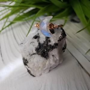 ใหม่แหวนประดับคริสตัลพลอยมูนสโตนสีรุ้งรักษาธรรมชาติรูปแบบที่แตกต่างกันแหวนทองเหลืองชุบทองวงจันทร์เสี้ยวลวดห่อแหวน - Product Image 1