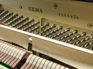 Piano droit classique Yamaha UX30A d'occasion, brun, acoustique, professionnel, 88 touches, instrument d'occasion - Product Image 4