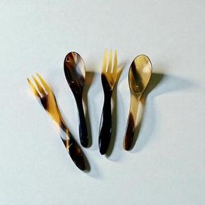 Ensemble de couverts en corne de buffle artisanale Sami, best-seller, idéal pour servir des salades à la maison, en provenance d'Inde - Product Image 1