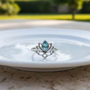 Anillo de Flor de Loto Relleno de Plata Hecho a Mano con Aguamarina - Product Image 1