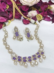 Impresionante collar de novia chapado en oro de calidad premium con aretes a juego para la colección de ropa de boda para mujeres. - Product Image 3