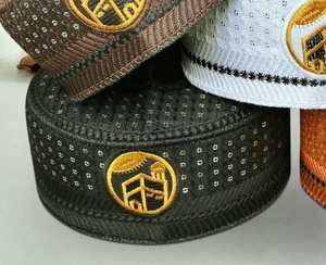 Vente en gros de chapeaux Kufi, design brodé de style traditionnel islamique pour la prière musulmane, casquettes de qualité supérieure. - Product Image 5