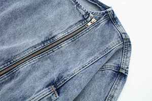 Experimente el ajuste perfecto con nuestras opciones de cintura y mangas ajustables, disponibles en varios tonos índigo de blusas vaqueras para mujer. - Product Image 2