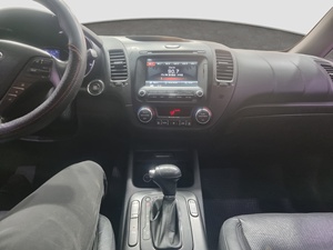 2014 K.I.A K3 Diesel NOBLESSE * TECHO SOLAR + S.KEY + NAVI * limpia y agradable conducción sin accidentes, sedán de tamaño medio de buena calidad - Product Image 3