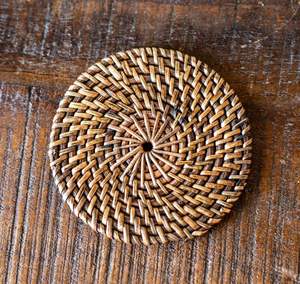 Posavasos redondos de ratán tejidos a mano con soporte Juego de posavasos ecológicos con aislamiento de cerámica - Product Image 1