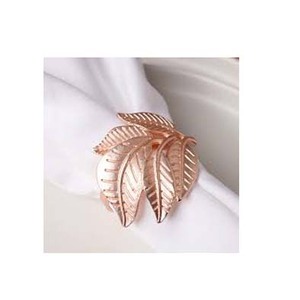 Rond de serviette en métal avec feuilles en relief en or rose Anneau de serviette de mariage Décoration de table de mariage à la mode simple Anneaux de serviette en or - Product Image 1