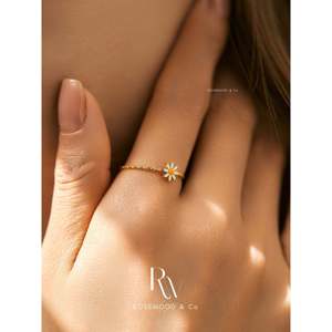 Anello a fascia impilabile impermeabile color oro, super sottile, con fiore a margherita, non si ossida, minimalista, casual, delicato - Product Image 2