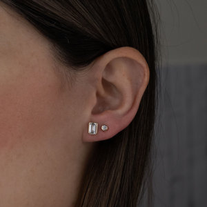 Boucles d'oreilles clous polyvalentes en argent sterling plaqué or avec zircone cubique taille baguette, qualité AAA, design minimaliste à crochet - Product Image 4