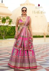 Colección de trajes indios elegantes de diseñador Lehenga Choli de seda con estilo con Dupatta con trabajo de espejo Compras en línea India - Product Image 2
