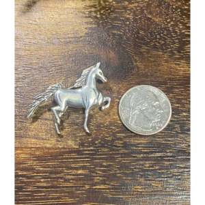 Broche de Plata de Ley Hecho a Mano en el Estilo Navajo con Caballo Chapado en Oro y Diamantes para Regalo de Boda, Compromiso o Fiesta - Product Image 3