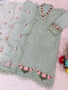 Rouleau de tissu en organza en nylon haut de gamme avec finition douce et brillante pour la décoration d'événement de vêtements de luxe disponible à un prix abordable - Product Image 4